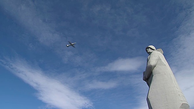 Самолеты и вертолеты Северного флота пролетели над Мурманском в честь 75-летия Победы