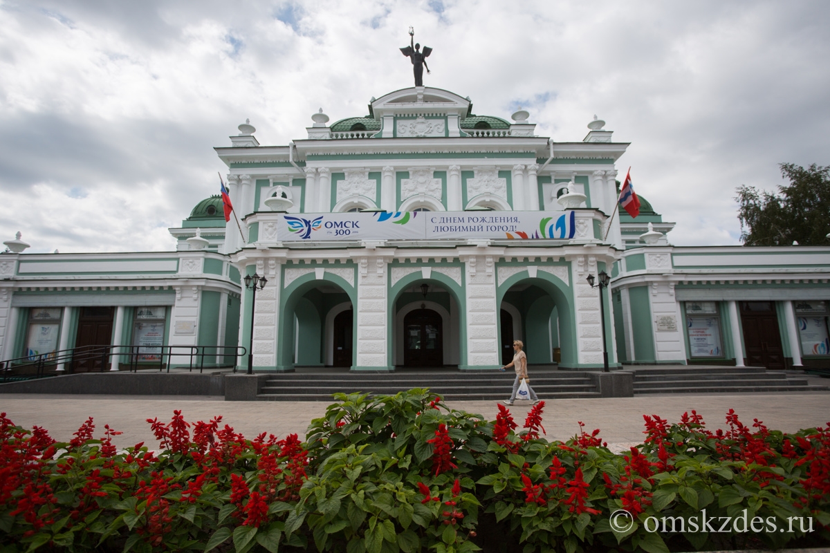 Каверы на Леди Гагу и Билли Айлиш заменят старые постановки Омской драмы