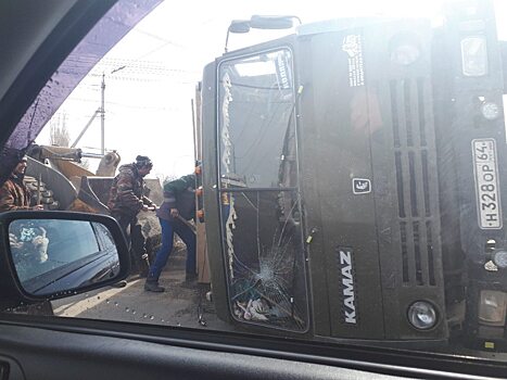 В Балакове грузовик с семечками покалечил пассажирку такси. ФОТО