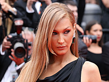 Белла Хадид примерила дерзкое бикини во время морской прогулки