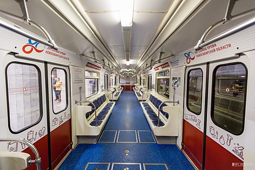 Вагон поезда в новосибирском метро украсили фотографиями крови