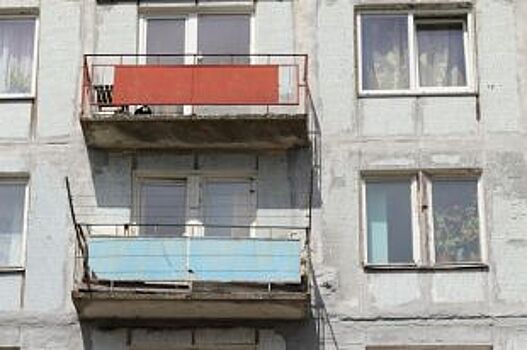 В Челябинске дети баловались на открытом балконе 9 этажа,пока их мама спала
