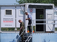В центре Волгограда развернут мобильный пункт отбора на службу по контракту