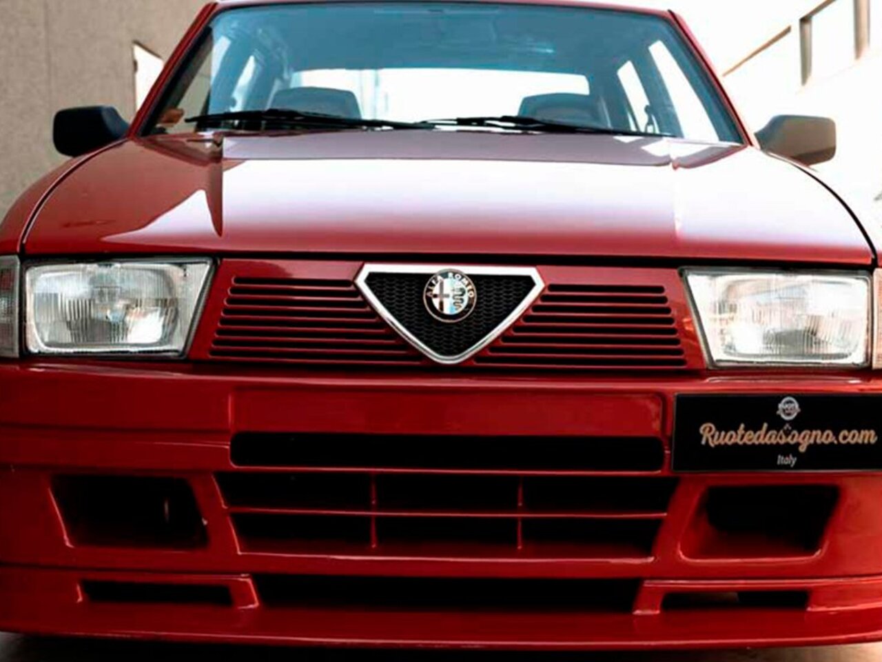 На продажу выставили лимитированный седан Alfa Romeo 75 Turbo Evoluzione -  Рамблер/авто