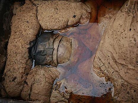 Дорожные рабочие нашли под землей загадочную гробницу