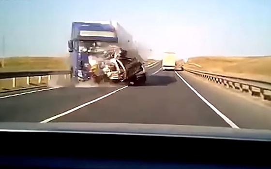 Дорожное видео недели: страшная смерть пятерых на М5 и неравная дуэль автомобилиста с велосипедистом