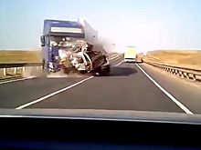 Дорожное видео недели: страшная смерть пятерых на М5 и неравная дуэль автомобилиста с велосипедистом