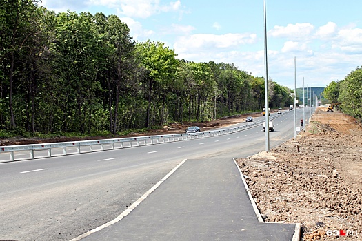 Тактильная плитка и шумозащитные экраны: рабочие завершают ремонт Красноглинского шоссе