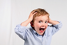Плохое воспитание или нервное расстройство: что делать, если ребенок бьется головой о стену