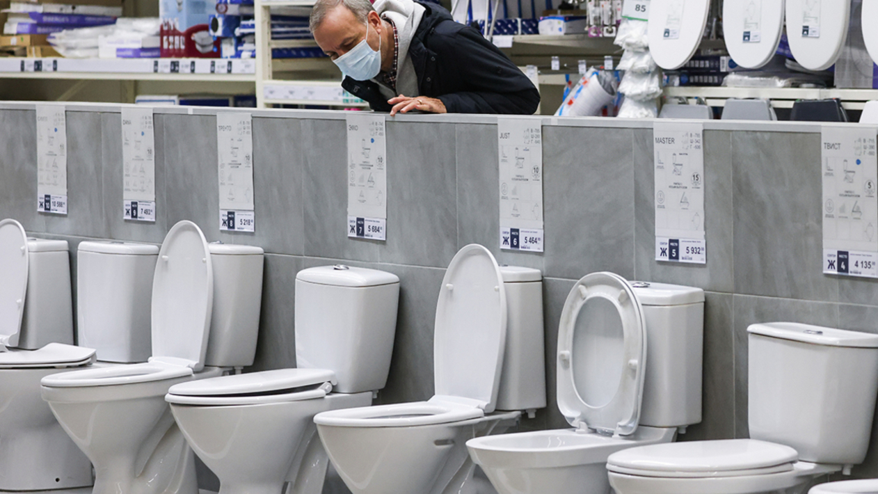 Сантехник. Сантехник в туалете. Унитазы в японии. Умный унитаз. Кто делает унитазы.