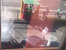 У Макдональдса водитель дорого Мерседеса разбил чужую машину