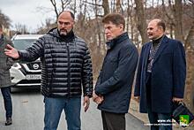 Олег Кожемяко и Константин Шестаков проверили ход асфальтирования дороги на Русском острове