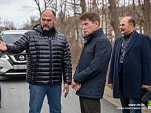 Олег Кожемяко и Константин Шестаков проверили ход асфальтирования дороги на Русском острове