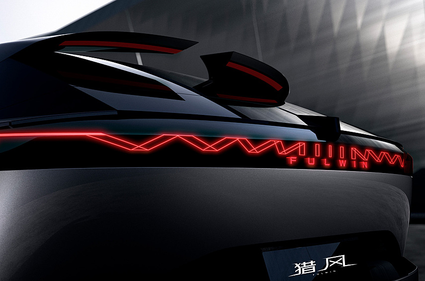 Число динамиков акустической системы — 23. Кроме того, в интерьере предусмотрены скрытая атмосферная подсветка, двойное беспроводное зарядное устройство и спортивное рулевое колесо, а передние сиденья раскладываются в шезлонг.