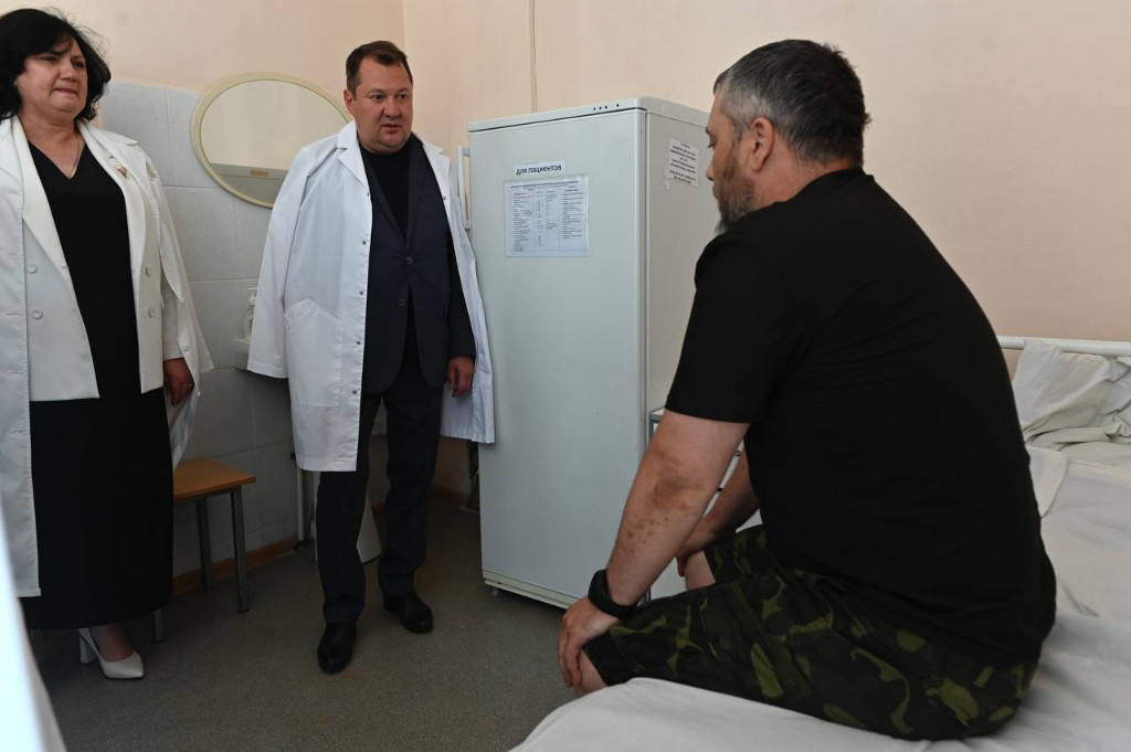 Максим Егоров навестил в больнице пострадавших в результате ЧП на Тамбовском пороховом заводе