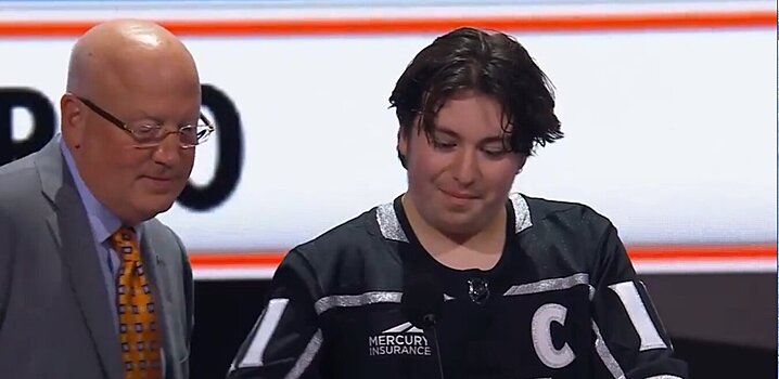 Дэйли пригласил 17-летнего болельщика «Кингс» Рота на сцену во время драфта НХЛ. Он объявил выбор «Лос-Анджелеса» в 7-м раунде