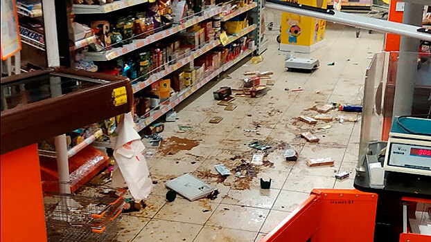 Пьяный покупатель разгромил супермаркет в Климовске: видео