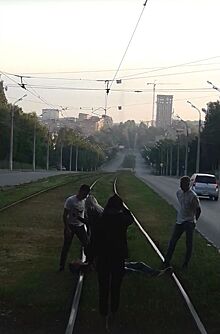 Подросток лег на рельсы перед трамваем в Ижевске