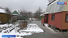Паводок среди зимы: подмосковный поселок залило и сковало льдом