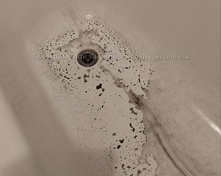 Коричневая вода с грязью в ванной ужаснула жительницу Кузбасса