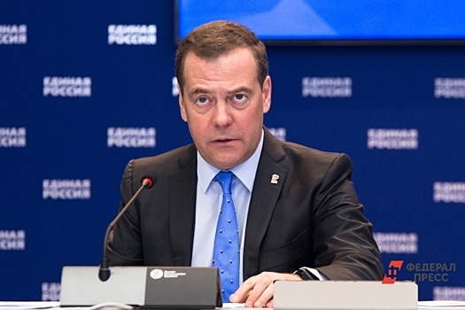 Медведев назвал петухом испугавшегося ехать в Киев Макрона
