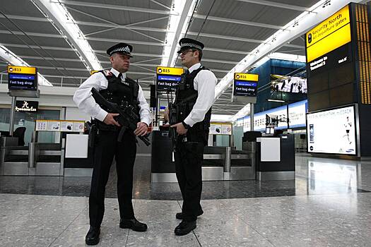 Трехлетняя девочка стала одной из десятков пострадавших во время нападения в аэропорту