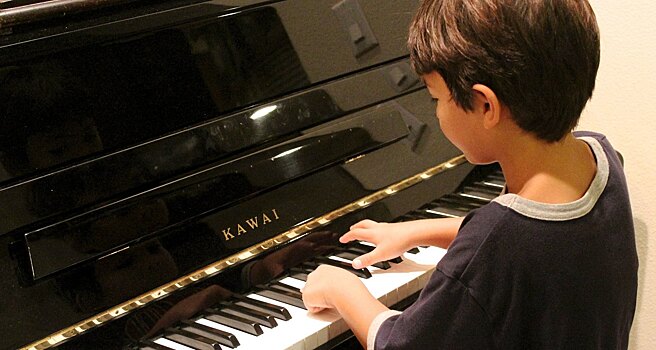 Полуслепой шестилетний мальчик играет «Богемскую рапсодию»