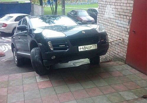 В Санкт-Петербурге водитель припарковал Porsche в подъезде