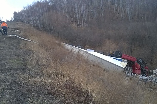 Утром на тюменской трассе погибли два человека: у фуры во время движения «выстрелело» колесо