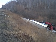 Утром на тюменской трассе погибли два человека: у фуры во время движения «выстрелело» колесо