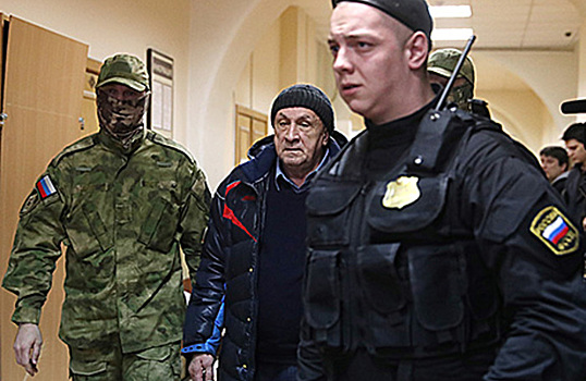 Бывший глава Удмуртской Республики Александр Соловьев (в центре), подозреваемый в получении взяток на более чем 140 млн рублей, перед рассмотрением ходатайства об аресте в Басманном суде в Москве, 4 апреля 2017