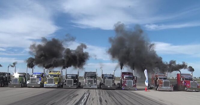 Посмотрите, как больше дюжины тягачей с двигателями мощностью более 1000 л.с. соревнуются в дрэге