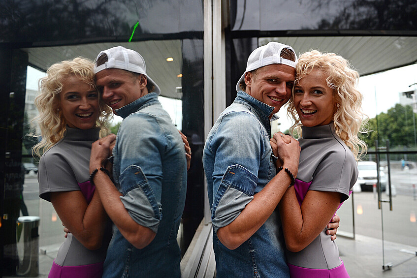 Полузащитник ФК «Локомотив» Дмитрий Тарасов и его супруга телеведущая Ольга Бузова во время фотосессии, 2013 год