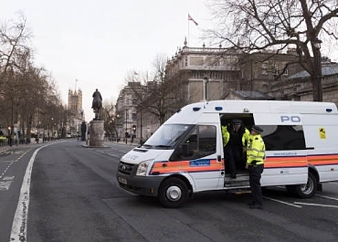 Полиция исследует посылки с подозрительным веществом в парламенте Британии