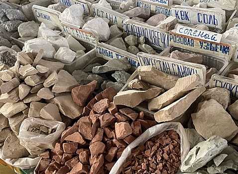 "Вкус сырого подъезда": зачем в Киргизии едят мел и глину