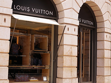 Футболисты «Ахмата» кутались в «паленые» пледы Louis Vuitton