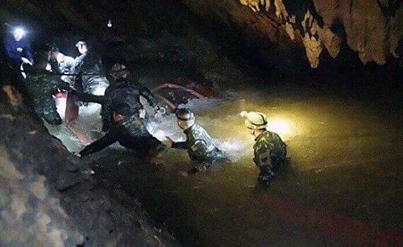 В Таиланде готовят к эвакуации застрявших в пещере детей