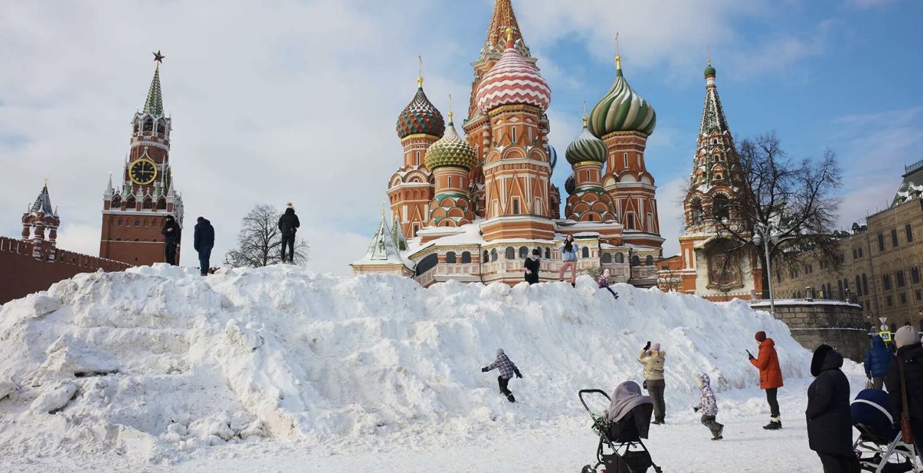 Сугробы в Москве достигли рекордной высоты