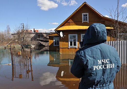 Паводок-2023. В Озинском районе из-за прорыва плотины тонет село Солянка
