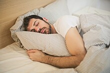 Названы главные ошибки при восстановлении сна после коронавируса