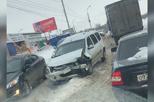 В Самаре на Елизарова Largus вытолкнул Granta на обочину