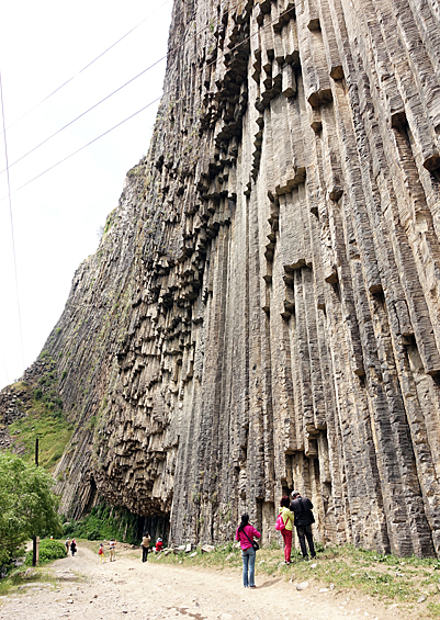 В Котайкской области Армении, недалеко от того самого храма, есть красивый каньон, известный своими уникальными базальтовыми колоннами. В результате геологических процессов образовались потрясающие природные симметричные колонны, которые сегодня называют «симфонией камней». Действительно, если посмотреть на каньон издалека, многие скалы напоминают гигантский орган!