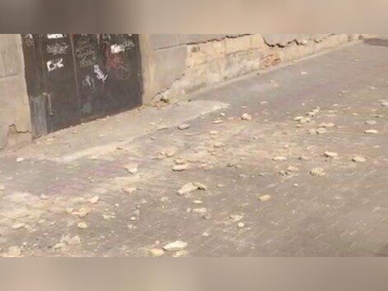 Штукатурка обрушилась у дома в центре Читы