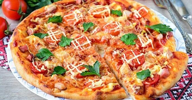 Пицца с томатами, беконом и сырной шапкой: рецепт на домашнем тесте