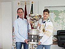 Хоккеист из Зеленограда награжден главным трофеем Чемпионата Молодежной хоккейной лиги