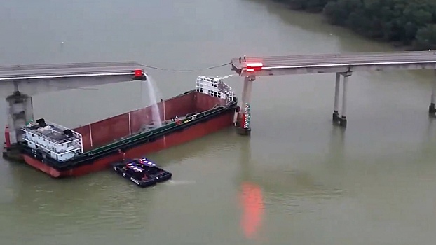 Два человека погибли после обрушения моста в китайском Гуанчжоу