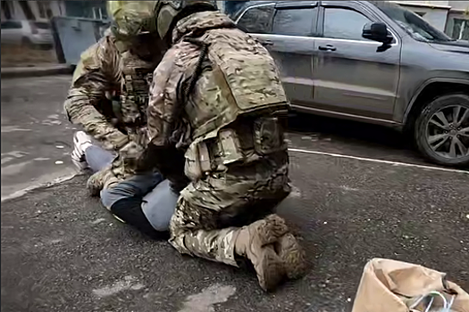 ФСБ показала кадры задержания жителя ДНР, планировавшего отравить офицера МО РФ