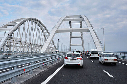 Движение транспорта по Крымскому мосту приостановлено на неопределенный срок