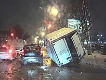 В Сыктывкаре фургон развалился на ходу, попав в яму на дороге. Видео