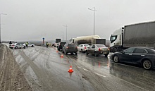 На кольцевой автодороге Екатеринбурга в массовом ДТП столкнулись 40 машин и пострадали 12 человек